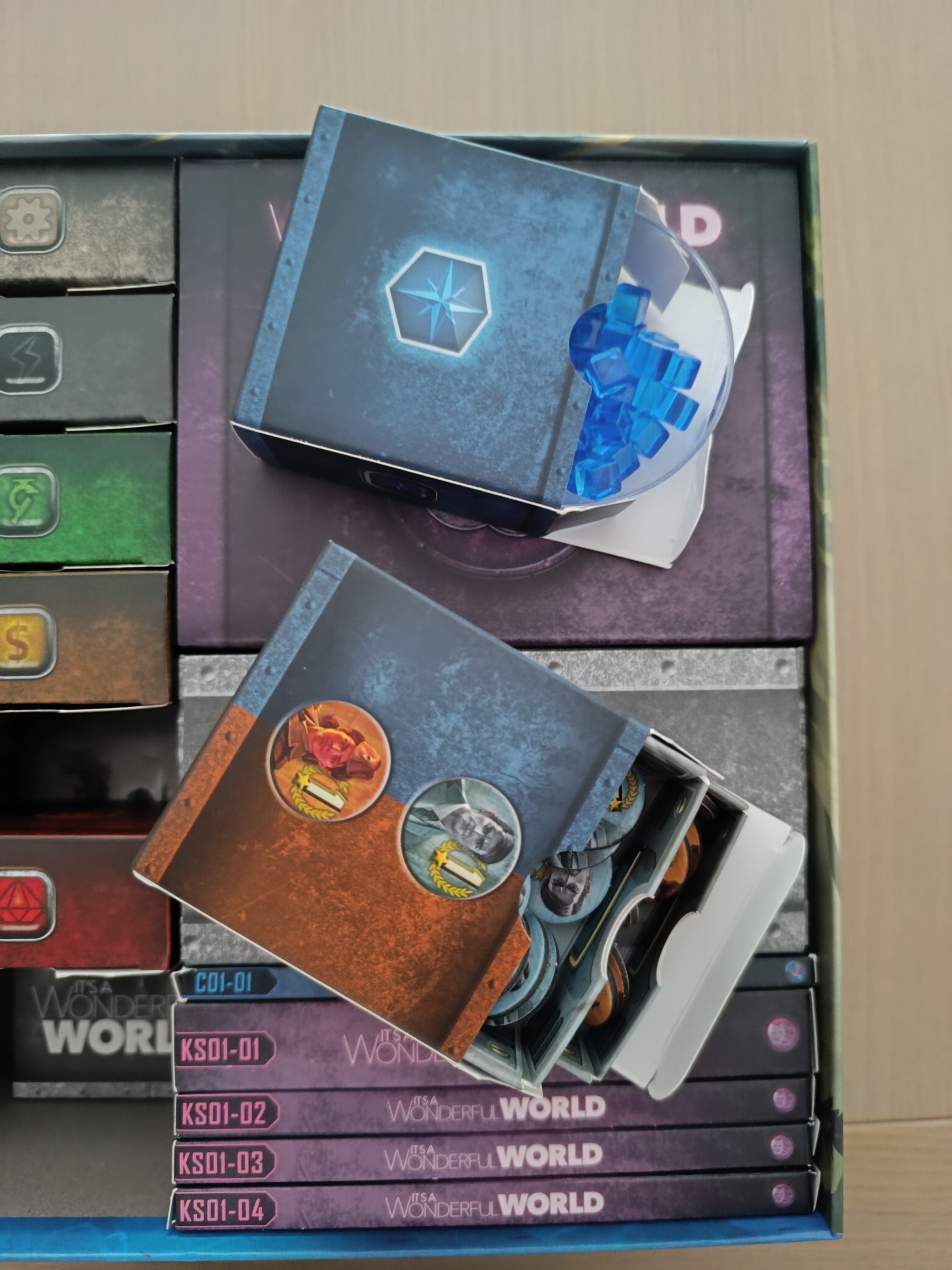Gros plan sur les compartiments de rangement des cubes de ressources dans l'insert